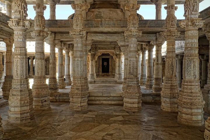 • राजस्थान के सिरोही जिले में माउंट आबू आबू में स्थित यह मंदिर जैन तीर्थंकरों को समर्पित है. • इसे दिलवाड़ा मंदिर या दिलवाड़ा मंदिर के नाम से जाना जाता है. • या पांच मंदिरों का एक समूह है. • जिसका निर्माण 11वीं से 13वीं शताब्दी के बीच हुआ. •  यहां स्थित मंदिर के 48 स्तंभों में नृत्यांगनाओं की आकृतियां बनी हुई है जो इस मंदिर की खूबसूरती को बढ़ाता है.