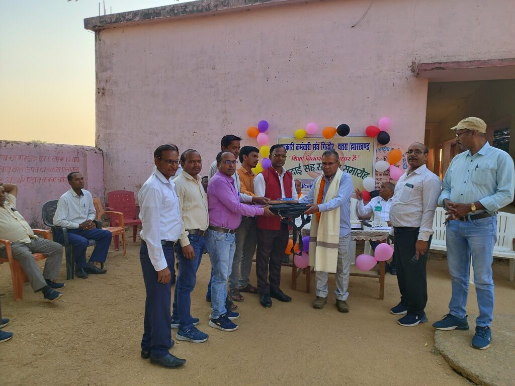 कर्मचारी संघ गिद्धौर ने आयोजित की सम्मान कार्यक्रम, karamchari Sangh Gidhour chatra, karamchari Sangh Gidhour, sarkari karmchari Sangh Gidhour chatra, sarkari karamchari Sangh Gidhour chatra, sksg, KSG, KSG chatra,