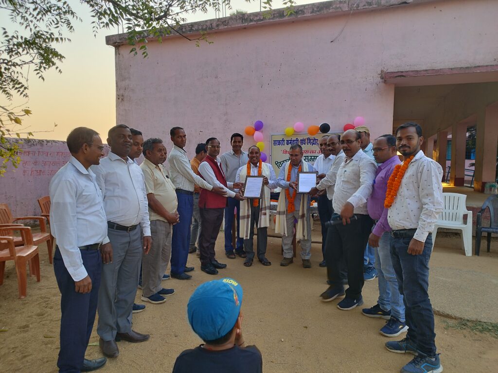 कर्मचारी संघ गिद्धौर ने आयोजित की सम्मान कार्यक्रम, karamchari Sangh Gidhour chatra, karamchari Sangh Gidhour, sarkari karmchari Sangh Gidhour chatra, sarkari karamchari Sangh Gidhour chatra, sksg, KSG, KSG chatra,