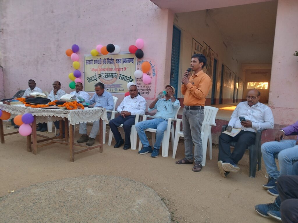 कर्मचारी संघ गिद्धौर ने आयोजित की सम्मान कार्यक्रम, karamchari Sangh Gidhour chatra, karamchari Sangh Gidhour, sarkari karmchari Sangh Gidhour chatra, sarkari karamchari Sangh Gidhour chatra, sksg, KSG, KSG chatra,