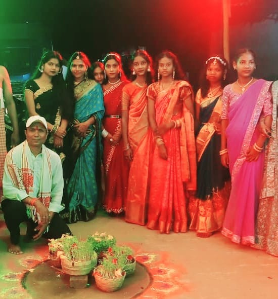 करम आखड़ा में मांदर के थाप पर थिरके खोरठा गीतकार व लोकगायक विनय तिवारी binay tewari, khotha gitkar binay tewari,