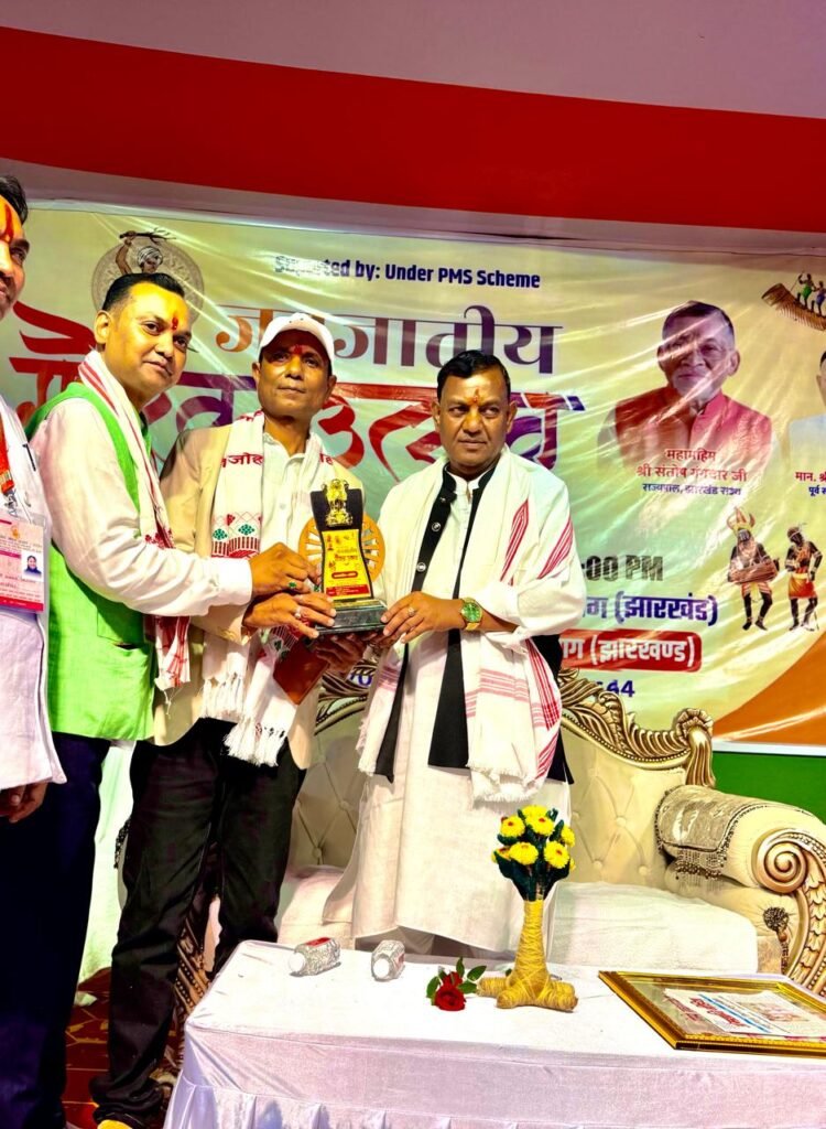 राज्यपाल नें खोरठा गीतकार विनय तिवारी को किया सम्मानित, विनय तिवारी, खोरठा गीतकार विनय तिवारी, विनय तिवारी खोरठा, binay tewari khortha,