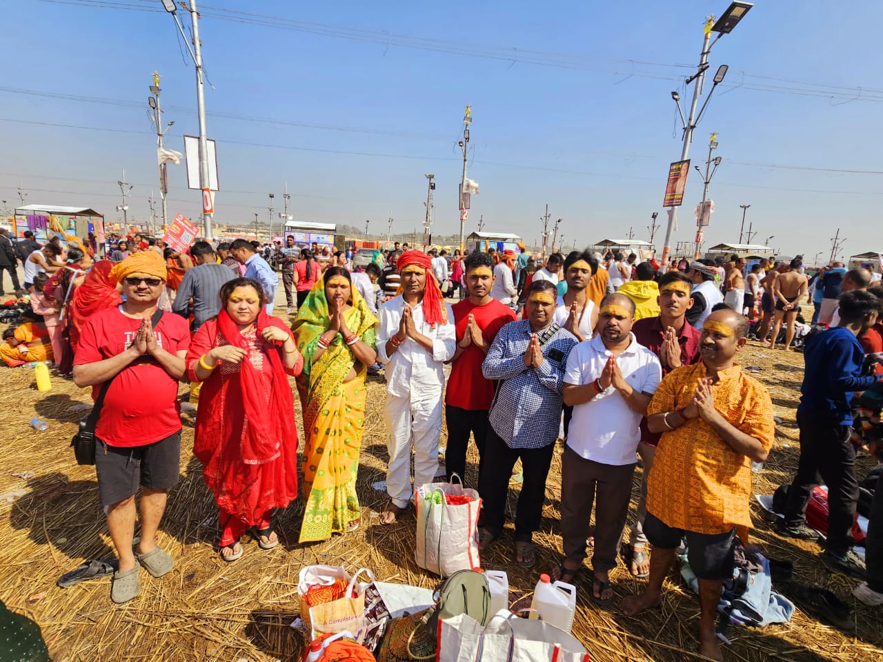 खोरठा के साहित्यकार गीतकार विनय तिवारी परिवार संग महाकुंभ में लगाई डुबकी, binay tewari khortha gitkar photo, binay tewari family khortha gitkar wirter photo, Khortha's literary and lyricist Vinay Tiwari took a dip in Maha Kumbh with his family, khoratha ke saahityakaar geetakaar vinay tivaaree parivaar sang mahaakumbh mein lagaee dubakee,