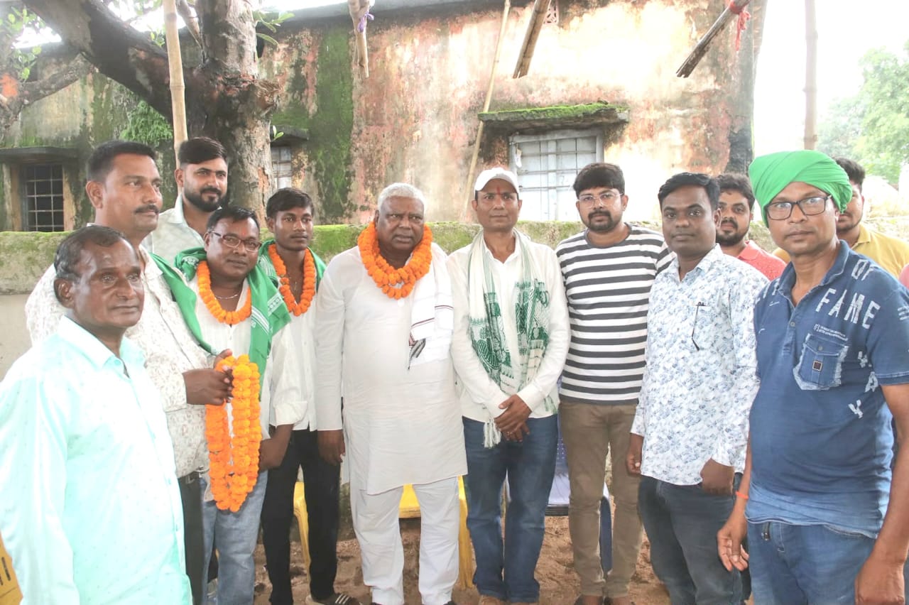 युवा नेता चट्टान सिंह झारखंड मुक्ति मोर्चा jmm में हुए शामिल, chattan singh, topchanchi news, jmm, topchanchi jmm, mathura mahto jmm,